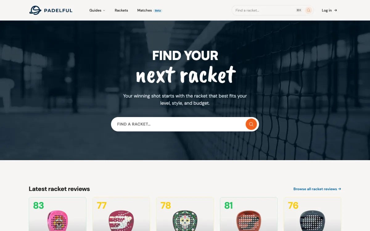 Padelful homepage: a racket search box above the latest racket reviews, each with a score